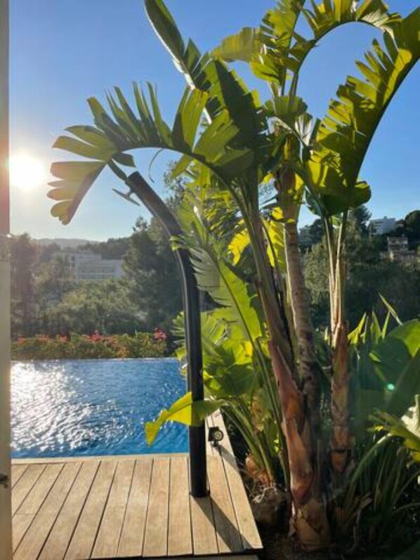Outdoor shower by swimming pool - Idyllic, Spacious villa with Sea View,Heatable Pool and garden in Port de Sóller (Sóller)