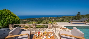 Blue Horizon-Retro Villa private pool great view