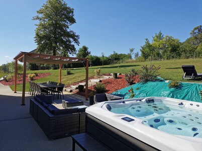 Cozy Retreat with Outdoor Spa, Petanque, Spacious Garden, and Champagne Vineyard Nearby
