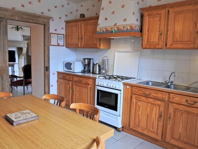 Charming Restored House, Close to Amenities with Enclosed Yard and Modern Comforts