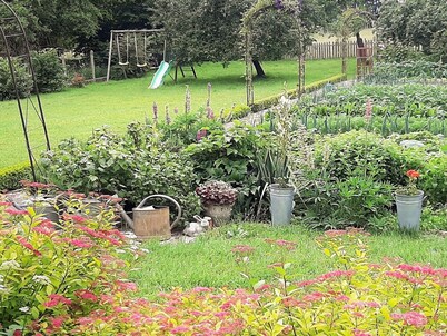 Charming Family Cottage with Garden, Terrace, and WiFi in Saint-Blin
