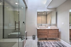 Gratis toiletartikelen, een haardroger, handdoeken