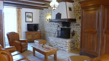 TV, fireplace