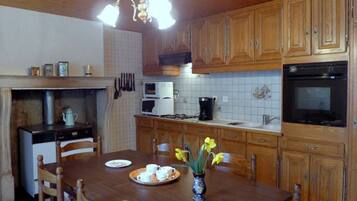 Réfrigérateur, four à micro-ondes, un four