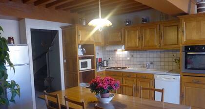 Gßte spacieux rénové avec jardin clos, 4 chambres, garage, proche de Chaumont.