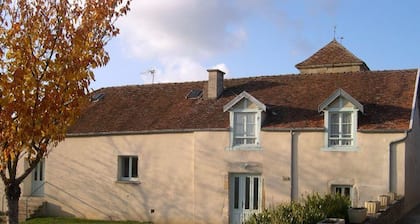 Cozy Gîte in Village Center, 2 Bedrooms, Convertible Sofa, Easy Access, Shared Yard