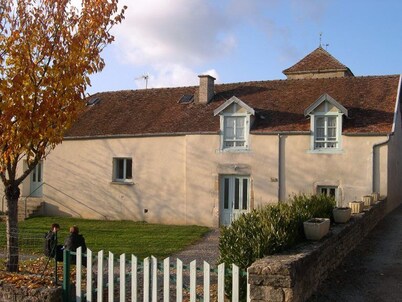 Cozy Gîte in Village Center, 2 Bedrooms, Convertible Sofa, Easy Access, Shared Yard