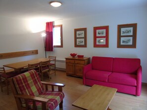 TV - Cozy 2-Room 6-Person Apartment with Terrace, Near Ski Lifts, Shops, and Schools in Valfréjus (Valfréjus)