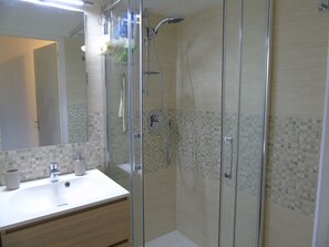 Bathroom - Cozy 2-Room 6-Person Apartment with Terrace, Near Ski Lifts, Shops, and Schools in Valfréjus (Valfréjus)
