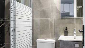 Studio, balcon, vue partielle sur la mer | Salle de bain | Douche, douche hydromassante, sĂšche-cheveux, serviettes fournies
