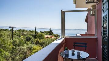Studio, balcon, vue partielle sur la mer | Balcon