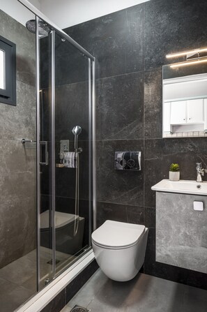 Shower, hydromassage showerhead, hair dryer, towels - Ionian Sea View Apartments at Barbati by Konnect (Corfu)