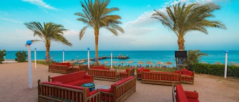 3 bars/lounges