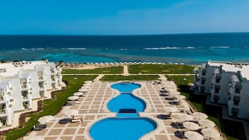 3 piscines a l'aire lliure i gandules