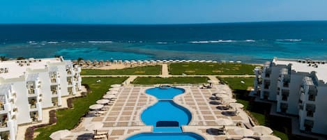 3 piscines extérieures, chaises longues