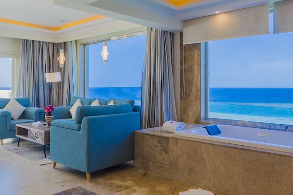 Panoramic Süit | 1 yatak odası, minibar, odada kasa, masa