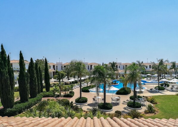 Outdoor pool - Apartment with Balcony (Larnaca)