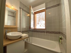 Bathroom - Modern T2 Apartment, Sleeps 4, Comfort, Garage, WiFi, Near Ski Bus (Barèges)