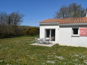 Outdoor dining - Charming House in Holiday Village with Shared Heated Pool, Near Beaches and Attractions (Talmont-Saint-Hilaire)