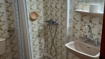 Dusj, hårføner, håndklær og toalettpapir