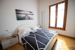 2 bedrooms, laptop workspace, iron/ironing board, free WiFi - Appartamento Lago Blu (Manerba del Garda)