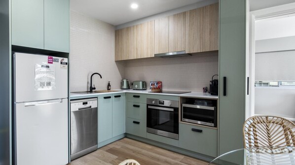 Refrigerador, microondas, horno y parrilla de estufa 