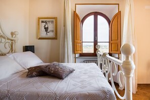 5 habitaciones, tabla de planchar con plancha y internet gratis