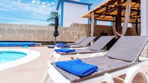 A poolside area with lounge chairs and a pool. - Villa with pool in Madroñal Fañabe, Costa Adeje (Costa Adeje)