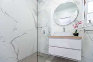 Bathtub, hair dryer, towels, shampoo - Villa with pool in Madroñal Fañabe, Costa Adeje (Costa Adeje)