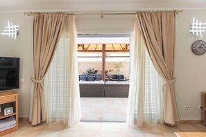 3 bedrooms, in-room safe, iron/ironing board, free WiFi