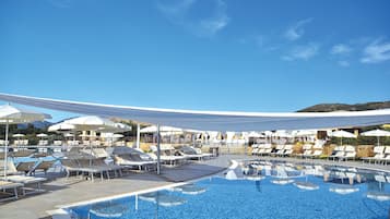 Outdoor pool, pool loungers