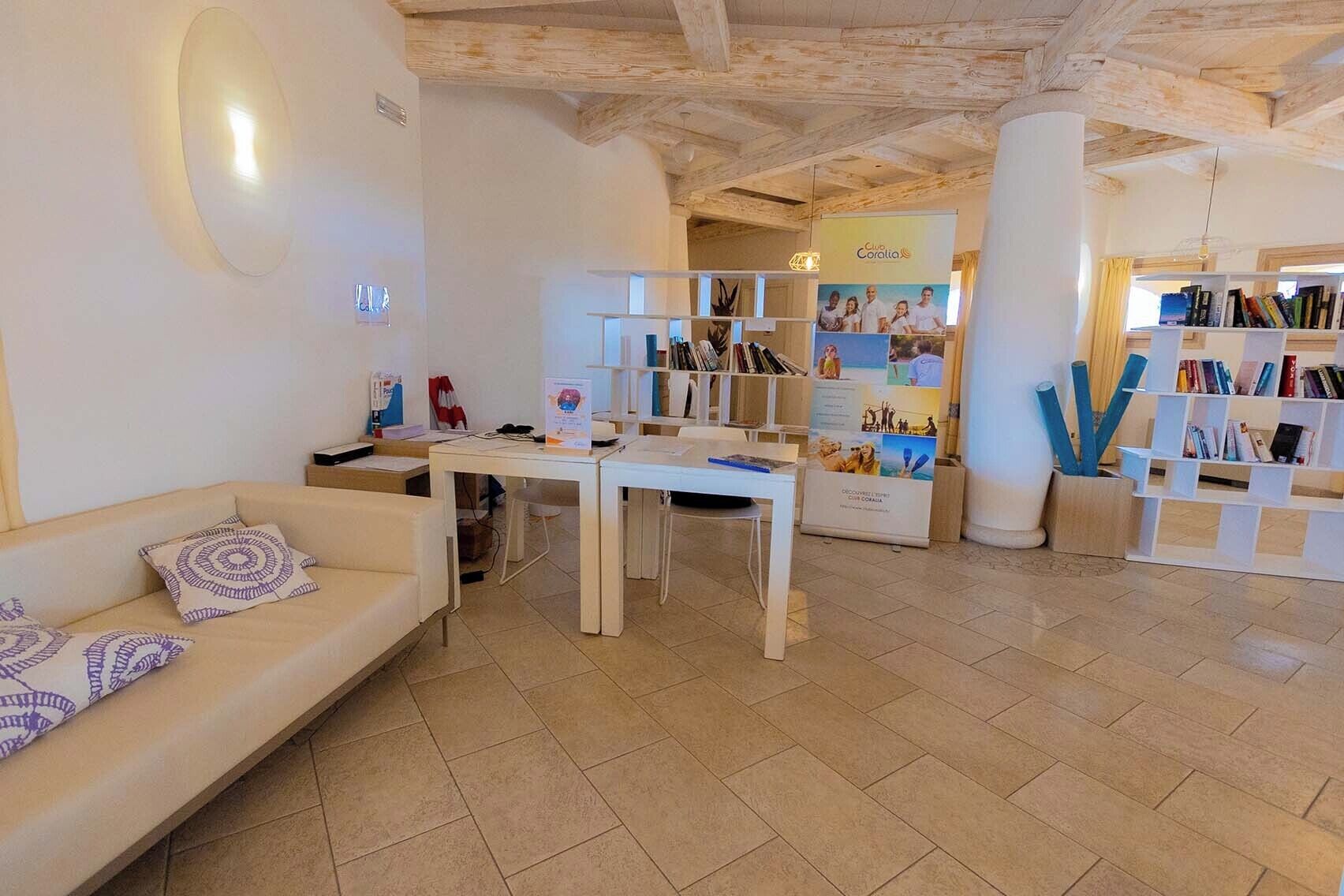 Un salon moderne avec un canapé, des tables et des étagères.
