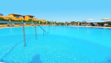 Utomhuspool och solstolar