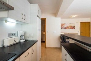 Mikrobølgeovn, ovn, kokeplater og oppvaskmaskin