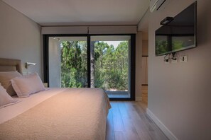 5 bedrooms, iron/ironing board, free WiFi, bed sheets