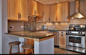 Fridge, microwave, oven, stovetop - Beautiful Spacious Condo at Killington Resort (Killington)