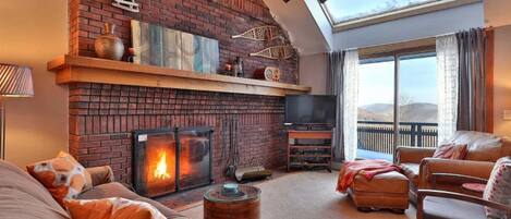 Una Smart TV, una chimenea, un reproductor de DVD