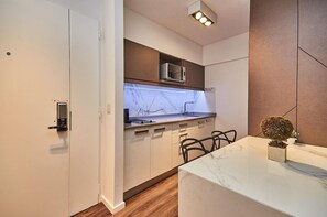 Refrigerador, microondas, horno, placa de cocina