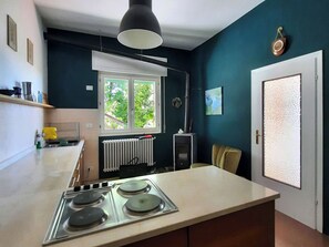 Fridge, oven, coffee/tea maker, electric kettle