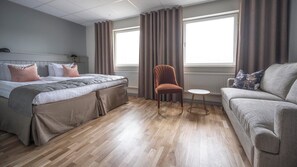 Escritorio, wifi gratis y ropa de cama 