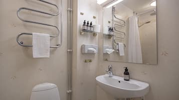 Un bagno con il water, un lavandino e porta asciugamani.