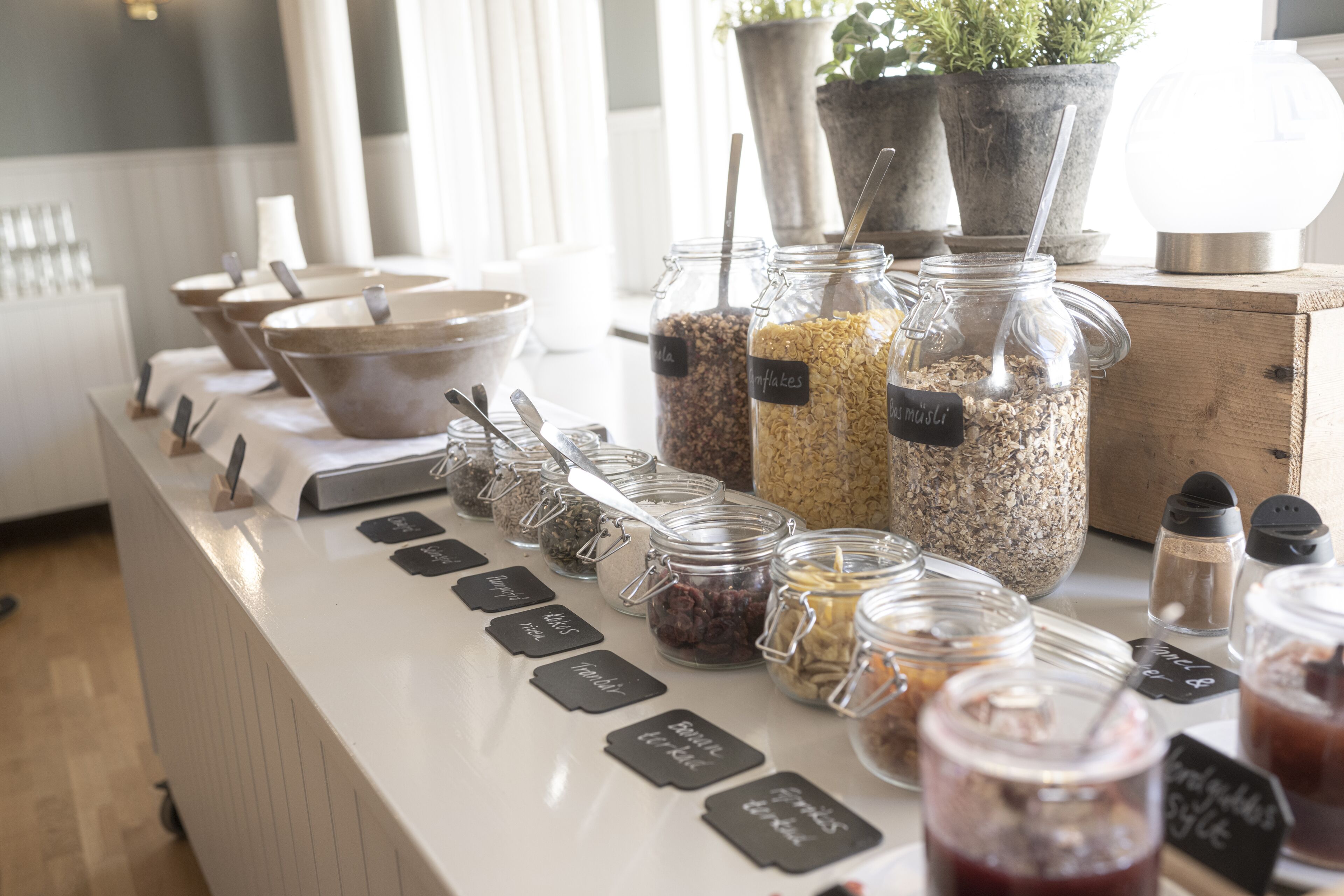 Free buffet breakfast on weekends 