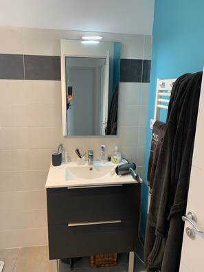 Bathroom - Detached house on the edge of the vineyards  (Restinclières)