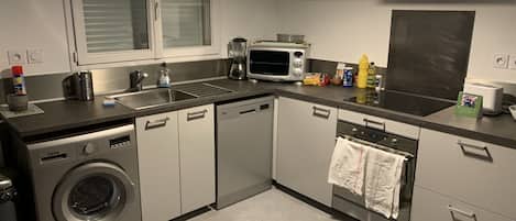 Frigorífico, microondas, horno y placa de cocina