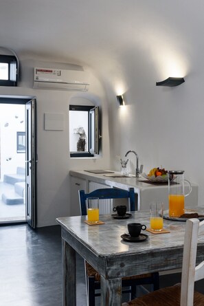 Deluxe Apartment | Living area - The Luna Cavern 1 Sky Blue (Santorini)