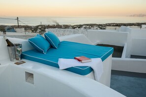 Private spa tub - The Luna Cavern 1 Sky Blue (Santorini)