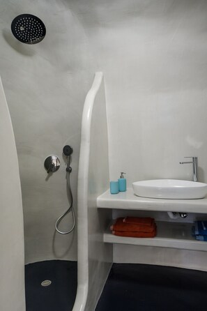 Departamento Deluxe | Baño | Regadera y toallas 