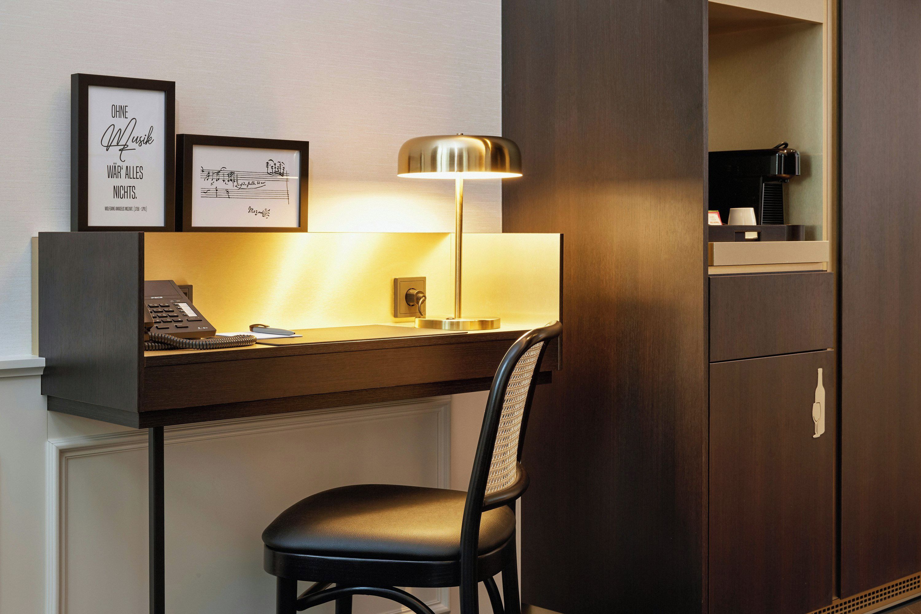 Un espacio de trabajo funcional con escritorio, silla y lámpara.