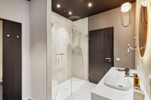 Deluxe Double Room | Bathroom | Free toiletries, hair dryer, bathrobes, slippers