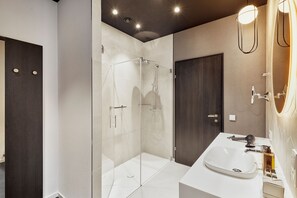 Deluxe tweepersoonskamer | Badkamer | Gratis toiletartikelen, een haardroger, badjassen, pantoffels